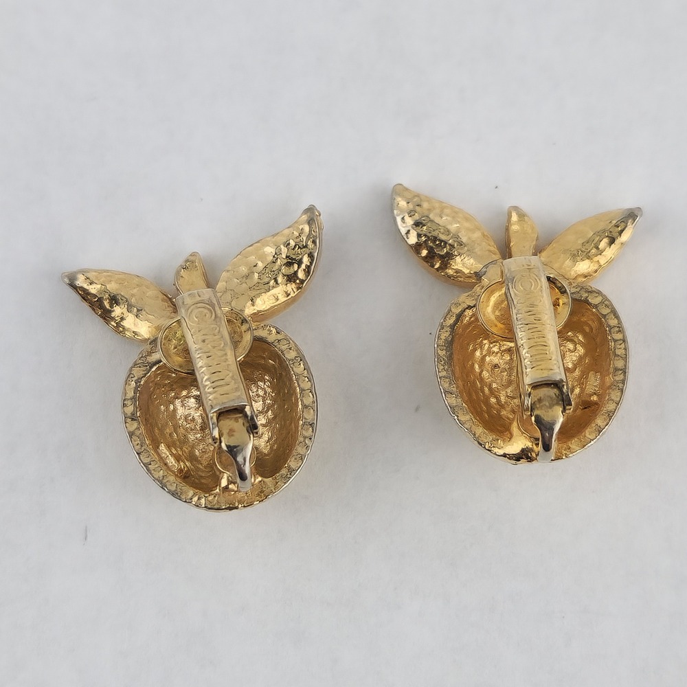 Vintage Sarah Coventry Gold Tone Apple Clip On Earrings Signed Ribbed Fruit - Picture 4 of 8